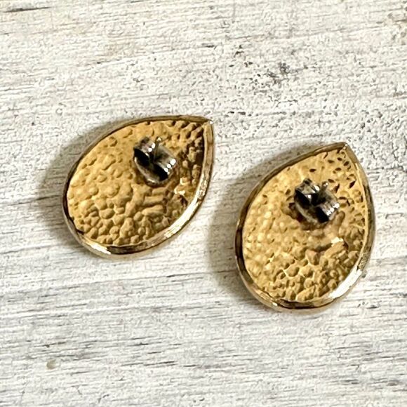 Cream gold tone post earrings - Picture 4 of 9